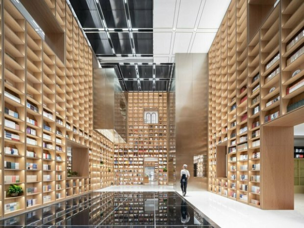 Видно издалека: как выглядит самый необычный книжный магазин в Шанхае